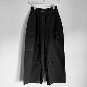 Wide-Leg Cargo Pants with Contrast Stitching (black)
